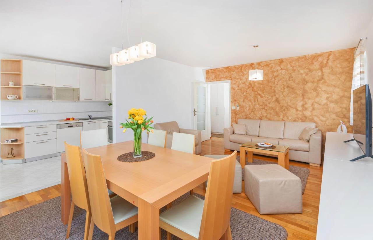 Comfortable Laura Lapad With Garage Apartamento