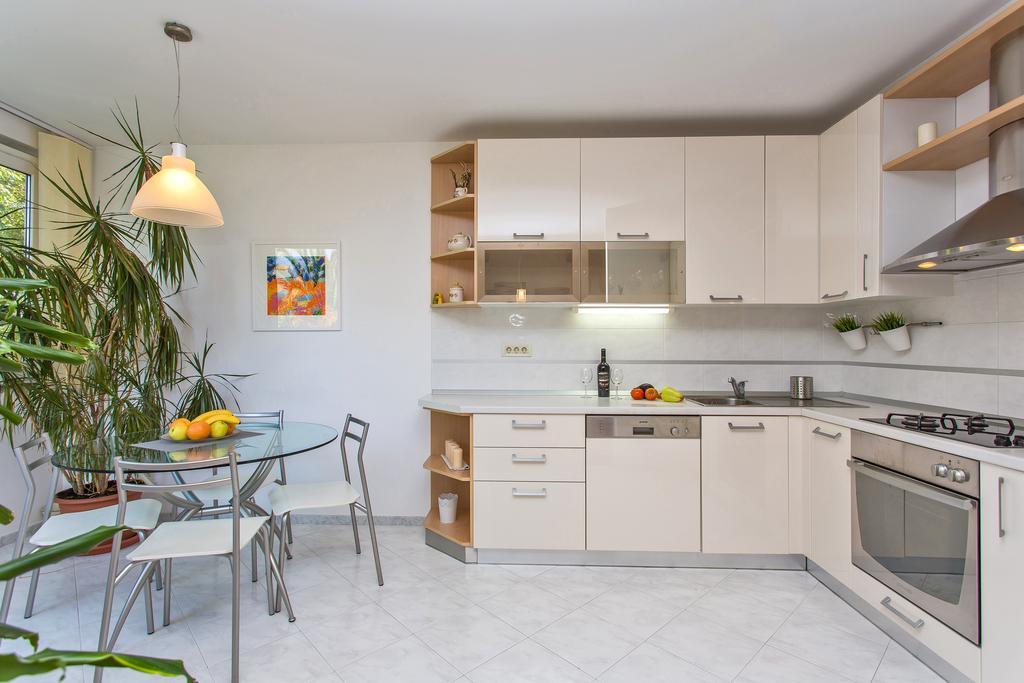 Comfortable Laura Lapad With Garage Apartamento